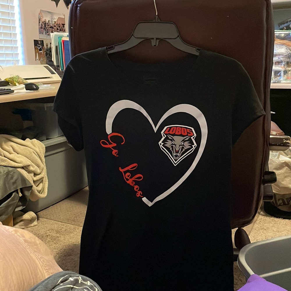 UNM Lobos woman’s fit tee